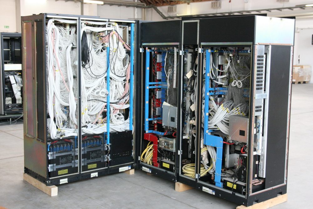 Telecom equipment cabinet with structured cabling
